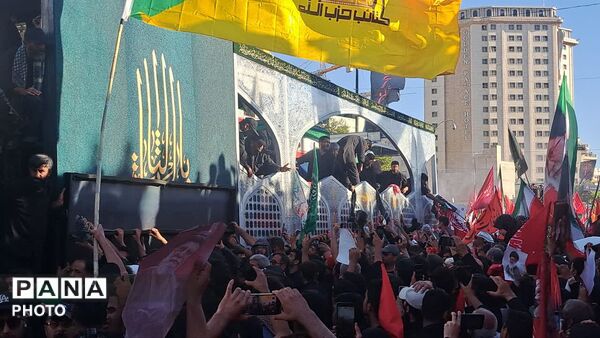 مشهد، در آغوشِ حرم، با رهبر شهید وداع کرد