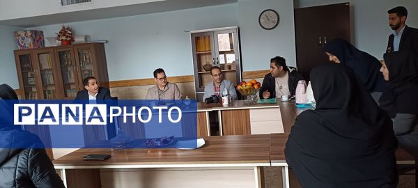 دیدار مدیریت آموزش و پرورش شهریار با دانش‌آموزان مدرسه توحید به مناسبت هفته پژوهش