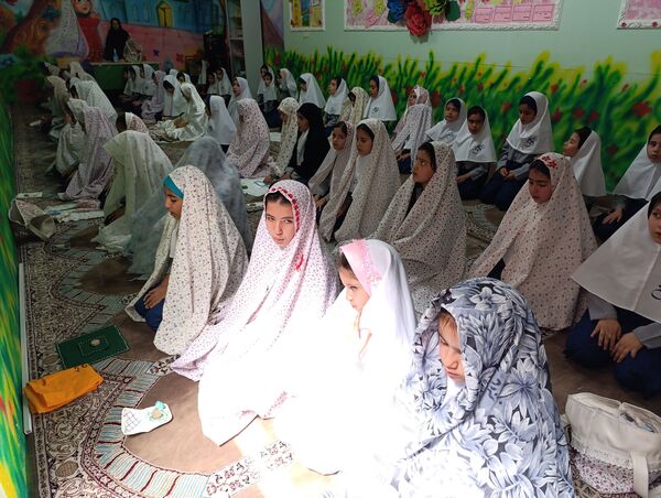 نواختن زنگ مهر و نماز در مدرسه ۲۲بهمن