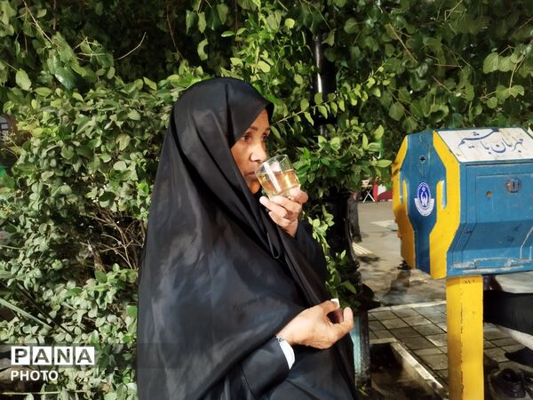 چایخانه حوزه علمیه گلشن؛ روایتگر ارادت به رهبر امت اسلام