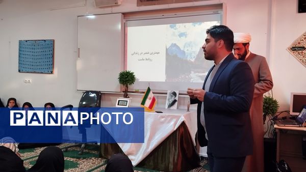 جلسه آموزش فرزند پروری برای والدین در مدرسه دخترانه مهندس رحمانی فرد ناحیه یک مشهد 