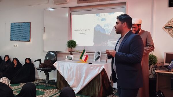 جلسه آموزش فرزند پروری برای والدین در مدرسه دخترانه مهندس رحمانی فرد ناحیه یک مشهد 