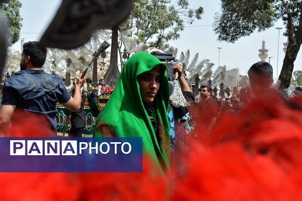 پرچم‌های عزا بر فراز حرم امام رضا(ع)