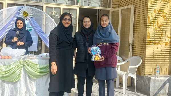 تقدیر از دانش‌آموزان برتر دبیرستان دخترانه ۱۳ آبان