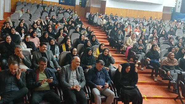 آیین تجلیل از دانش آموزان برتر دبیرستان عترت محمودآباد 