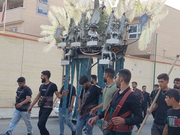 اجتماع بزرگ نوجوانان حسینی در دسته عزای احلی من العسل در کاشان