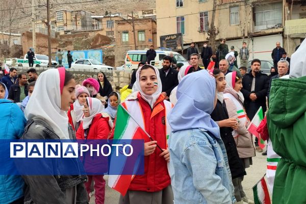 دانش‌آموزان دالاهو در راهپیمایی ۲۲ بهمن غوغا کردند