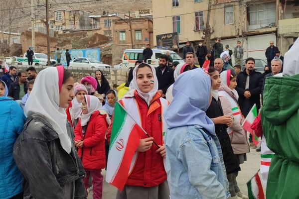 دانش‌آموزان دالاهو در راهپیمایی ۲۲ بهمن غوغا کردند