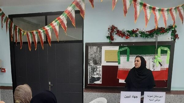 آذین‌بندی دهه فجر و نواخته شدن زنگ انقلاب در دبیرستان حضرت آسیه(س) حاجی‌آباد
