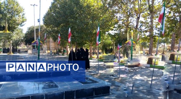 گلباران مزار شهدای اهر به‌مناسبت آغاز هفته دفاع مقدس