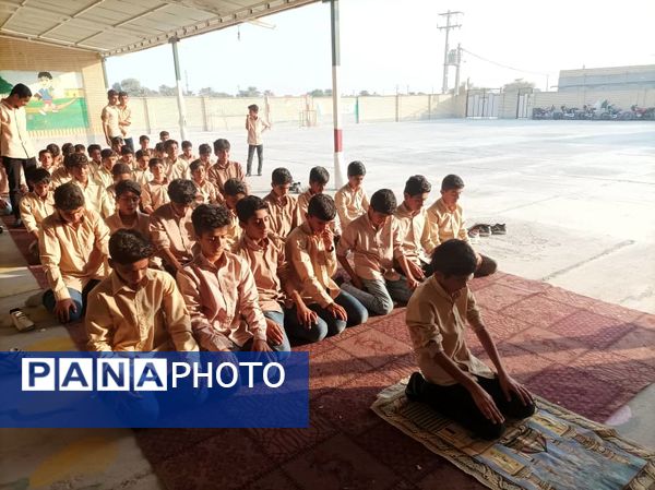 برگزاری نماز جماعت ظهر و عصر در مدرسه شهید حججی سیریک 