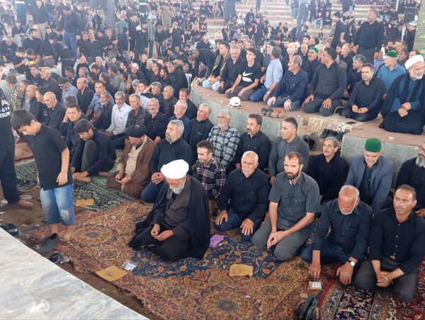 نماز جماعت در حسینه روستا اردمه در ظهر اربعین
