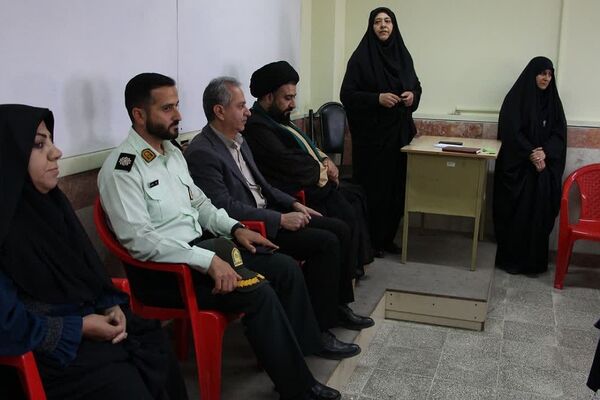 دیدار صمیمی امام‌جمعه رودهن با دانش‌آموزان و کارکنان دبیرستان آیت‌الله طالقانی رودهن 