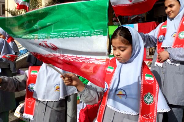 هم صدایی نسل آینده با انقلاب در مدرسه کودک مسلمان قرچک