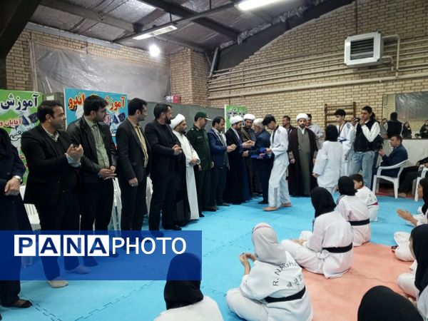 اهدای کمربند به تکواندو کاران فاروجی