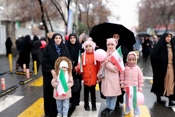 خلاقیت و نشاط دانش‌آموزی در غرفه‌های آموزش و پرورش در مسیر راهپیمایی ۲۲ بهمن