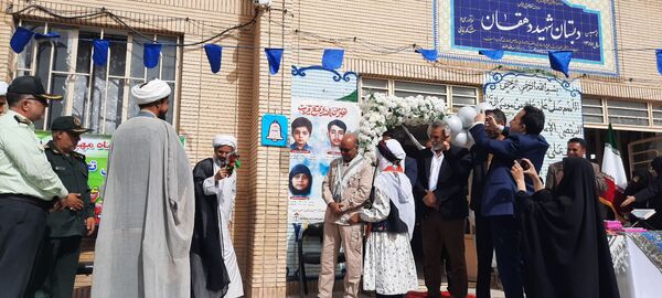 همزمان با سی و یکم شهریور ماه  زنگ شکوفه ها در مدارس باخرز به صدا درآمد