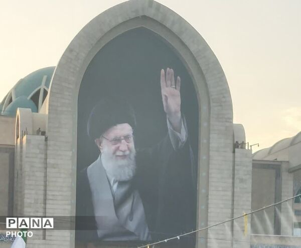 مصلی امام خمینی(ره) لبریز از حضور مردم در مراسم تشییع رهبر شهید