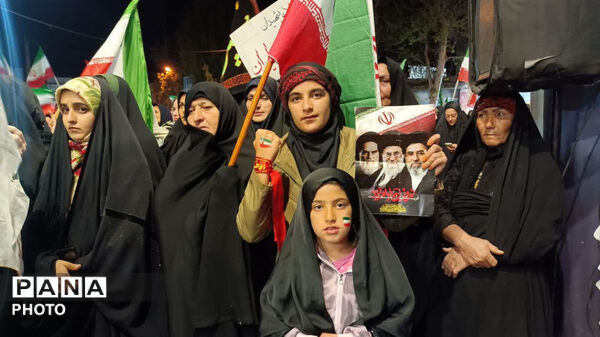 تمام مردم پای کار انقلابند