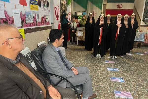 افتتاحیه نمایشگاه «مدرسه انقلاب» در مدرسه شهید شرافت بهارستان‌دو