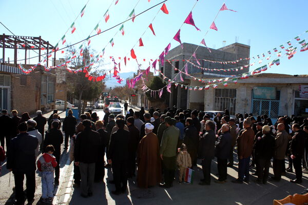 تمثال مبارک امام خمینی(ره) در شهر درق گلباران شد 