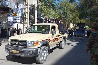 رژه مسلحانه دختران عاشق وطن و جانفدایان ایران 