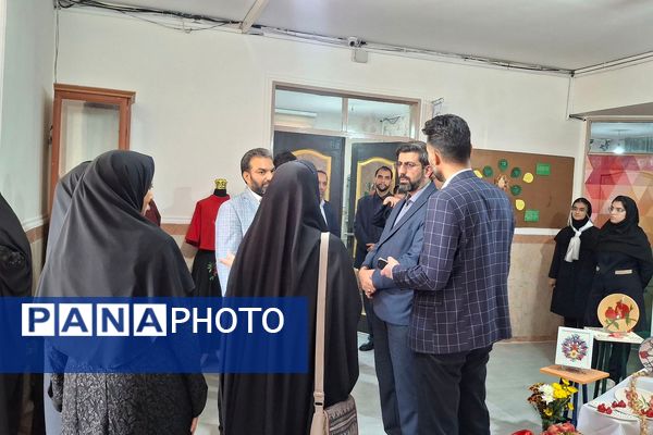 بازدید معاون پرورشی و فرهنگی اداره‌کل شهرستانهای استان تهران از جشنواره انار در هنرستان ام‌البنین ورامین