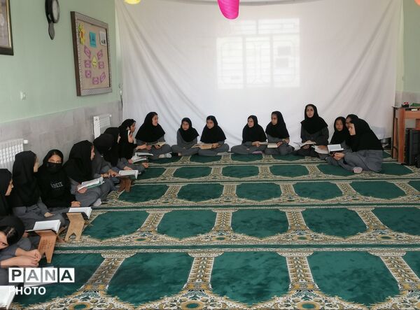 نمازجماعت و جزء‌خوانی در دبیرستان حاج مهدی روحانی ارغا شهرستان خلیل آباد