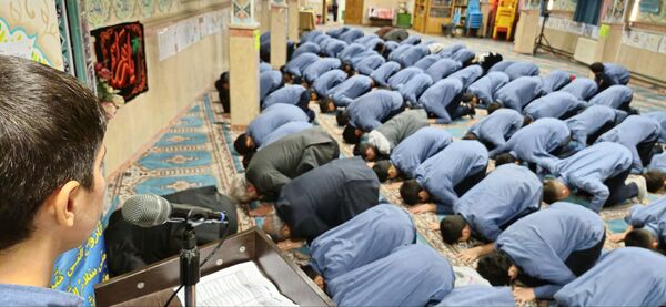 نمازجماعت پایه هشتم مدرسه زمانی با حضور مدیر آموزش و پرورش منطقه ۱۹ 