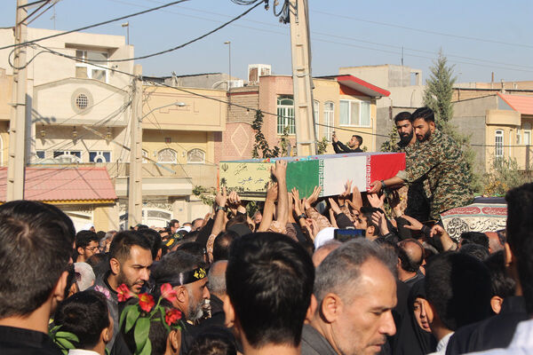 جلوه‌هایی از حضور نوجوانان در مراسم تشییع و خاکسپاری شهدای گمنام