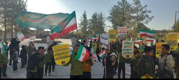 حضور پرشور دانش‌آموزان مدارس خاتم در راهپیمایی ۱۳ آبان 