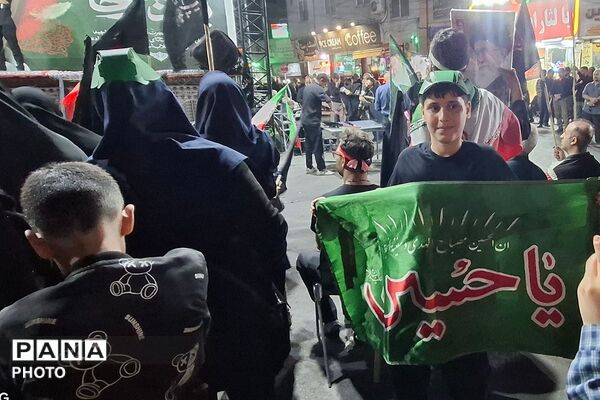 حضور دانش‌آموزان دبستان ملاصدرا در اجتماع سراسری و همخوانی سرود «باید برخاست»