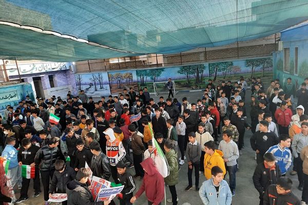 جشن آغاز دهه فجر در دبیرستان شهید احمدی روشن 