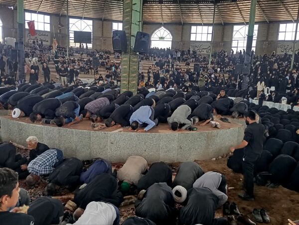 نماز جماعت در حسینه روستا اردمه در ظهر اربعین