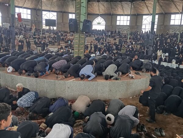 نماز جماعت در حسینه روستا اردمه در ظهر اربعین