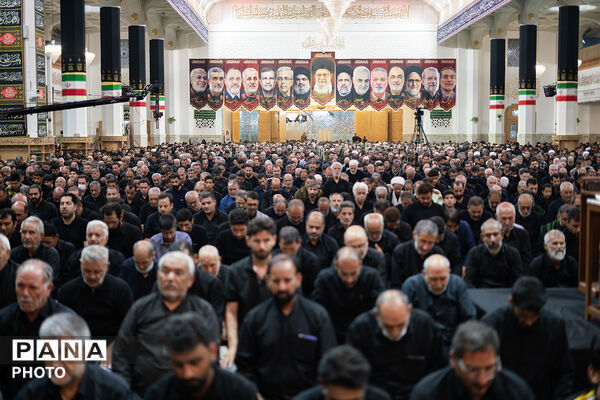 حضور باشکوه عزاداران عاشورایی در نماز جماعت ظهر