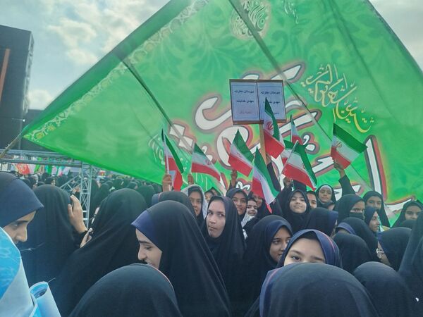 حضور پرشور دانش‌آموزان دبیرستان مهدی خدابنده در راهپیمایی ۱۳ آبان