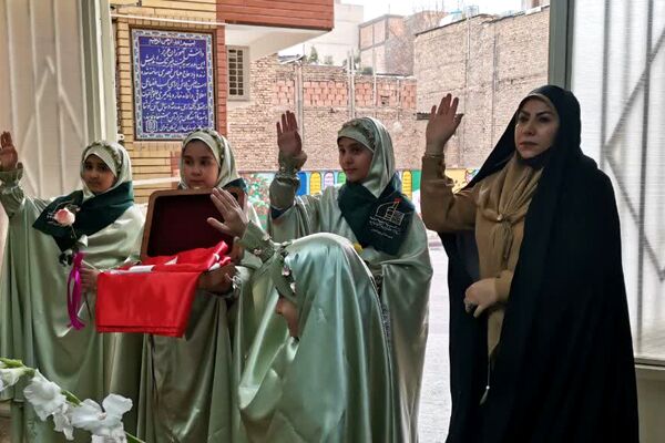 پرچم متبرک امام حسین(ع) میهمان دانش‌آموزان مدرسه زنده‌یاد قمصری