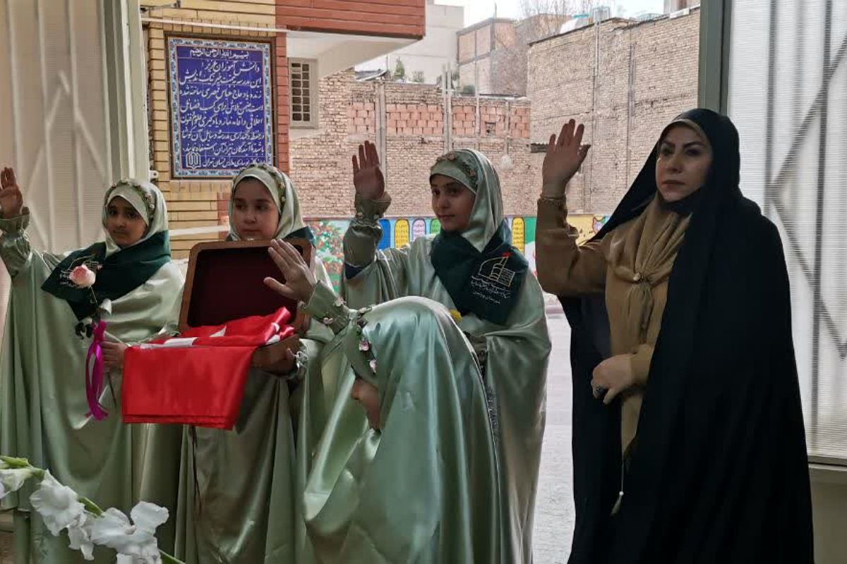 پرچم متبرک امام حسین(ع) میهمان دانش‌آموزان مدرسه زنده‌یاد قمصری