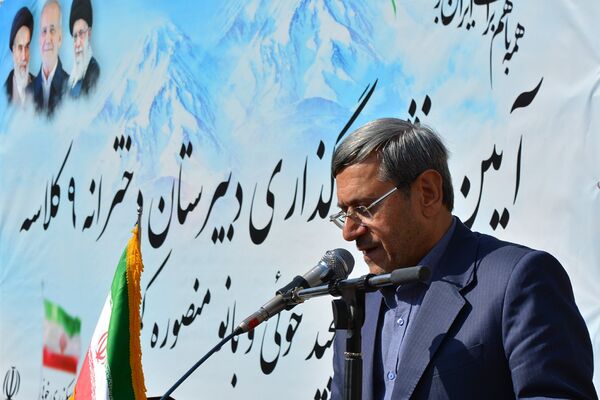 حاج مجید خوئی و بانو کمپانی، سازندگان ۹ کلاس جدید برای دختران بهارستانی