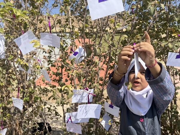از «درخت آرزوها» تا «نمایشگاه هنری» در جشن روز کودک دبستان احمد کاظمی ۲