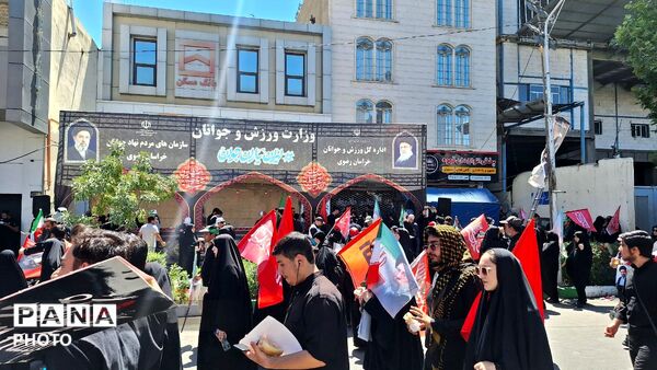 مشهد، در آغوشِ حرم، با رهبر شهید وداع کرد