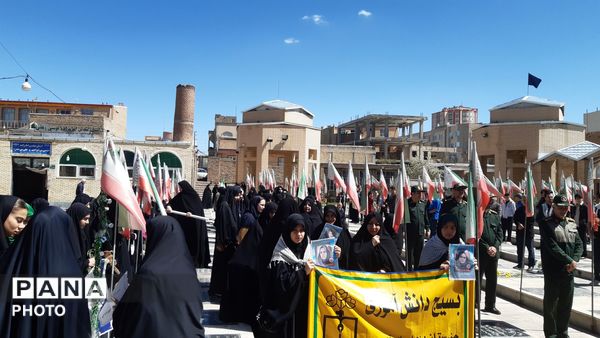گلزار شهدای شهرستان سراب، میزبان فرهنگیان و دانش‌آموزان در هفته معلم