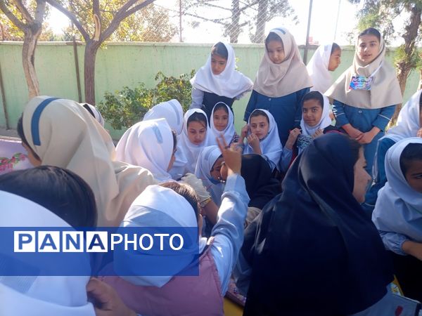 بازارچه کتاب در دبستان سمیه