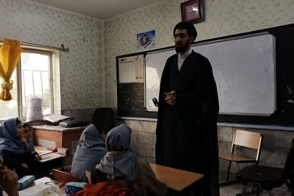 حضور مادر شهید امیرحسین گشانی و قدردانی از معلمان