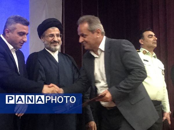 همایش تجلیل از مدیران و کارکنان نمونه شهرستان محمودآباد 