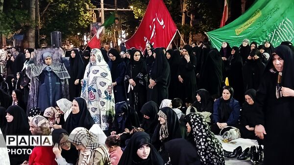 در تجمع شبانه مردم خرم‌ آباد در میدان امام، نماز استغاثه اقامه شد