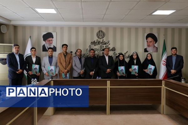 نشست مدیرکل آموزش و پرورش آذربایجان شرقی با نمایندگان مجلس دانش‌آموزی