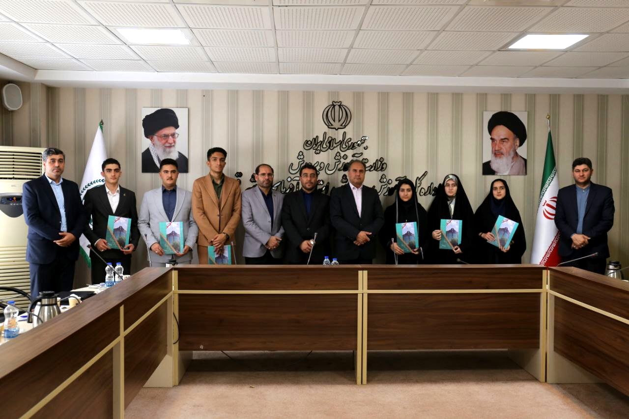 نشست مدیرکل آموزش و پرورش آذربایجان شرقی با نمایندگان مجلس دانش‌آموزی