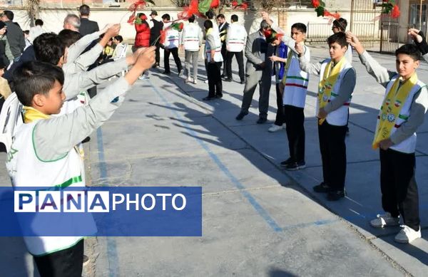نواخته شدن زنگ انقلاب در مدرسه نمونه دولتی شهید علی آزادی خواه